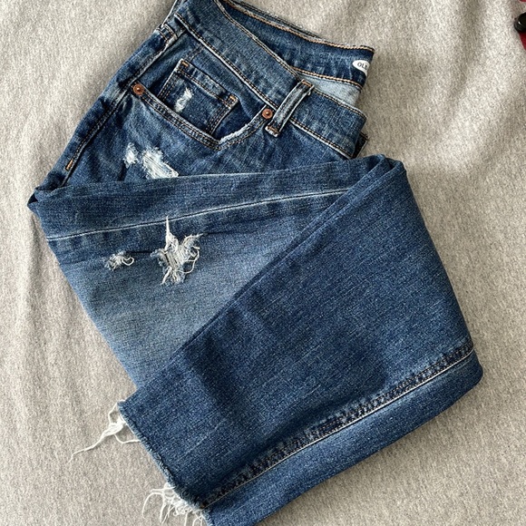 Old Navy Boyfriend Mid-Rise distressed jeans Size 4 EXCELLENT used condition - Picture 6 of 6